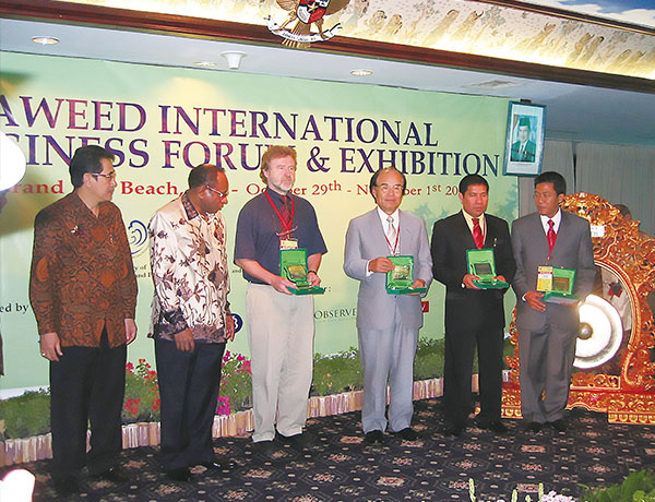 インドネシア政府から功労賞を塚越寛が受賞